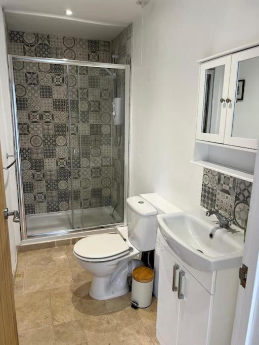 2 Bedroom Cottage In Old Town Swindon Exterior photo